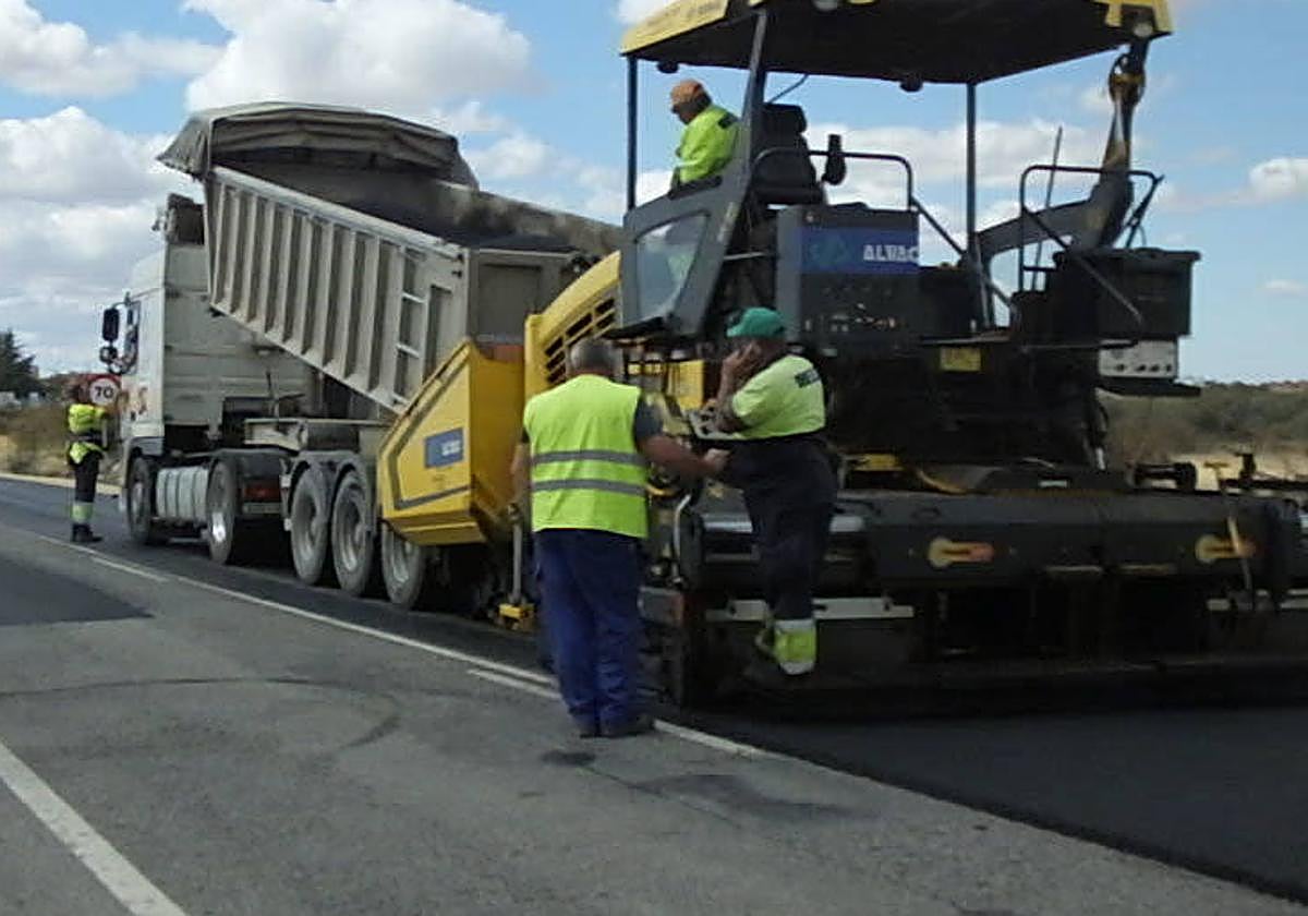 Obras en una carretera de la red provincial.