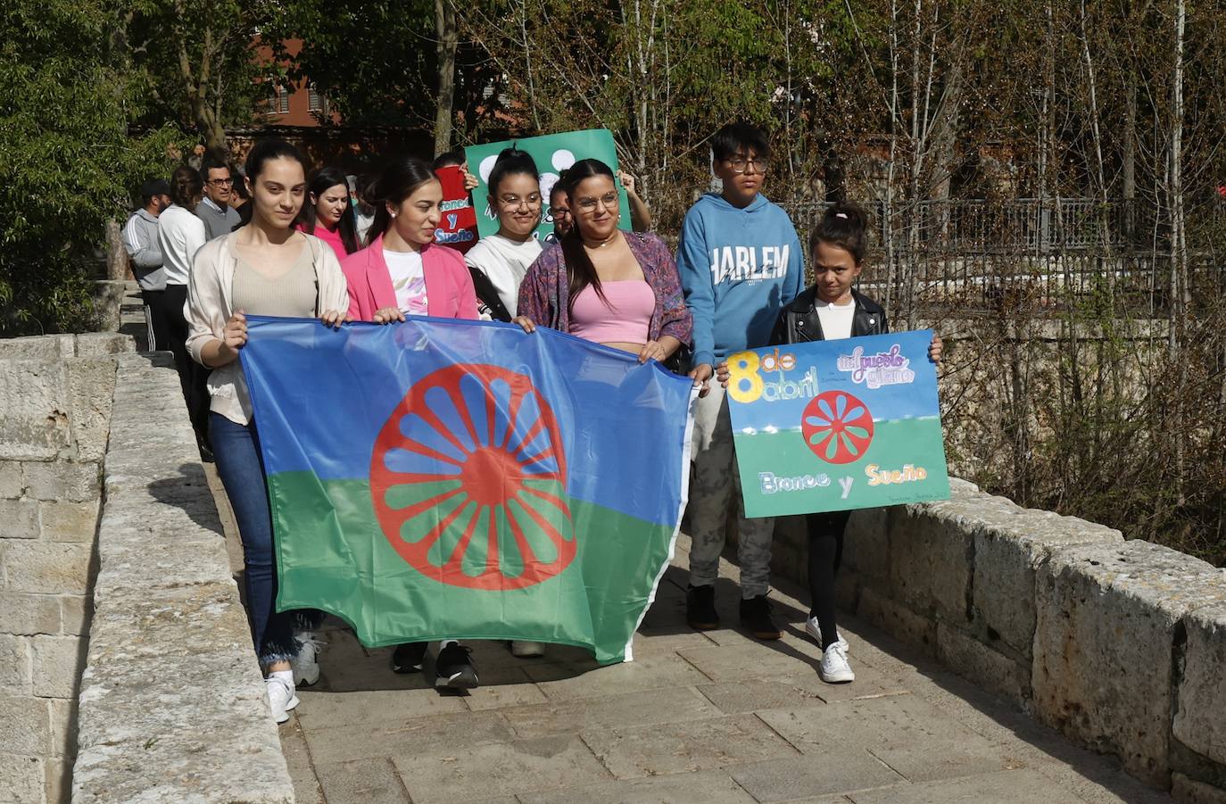 El Día Internacional del Pueblo Gitano se conmemora con pétalos en el Carrión