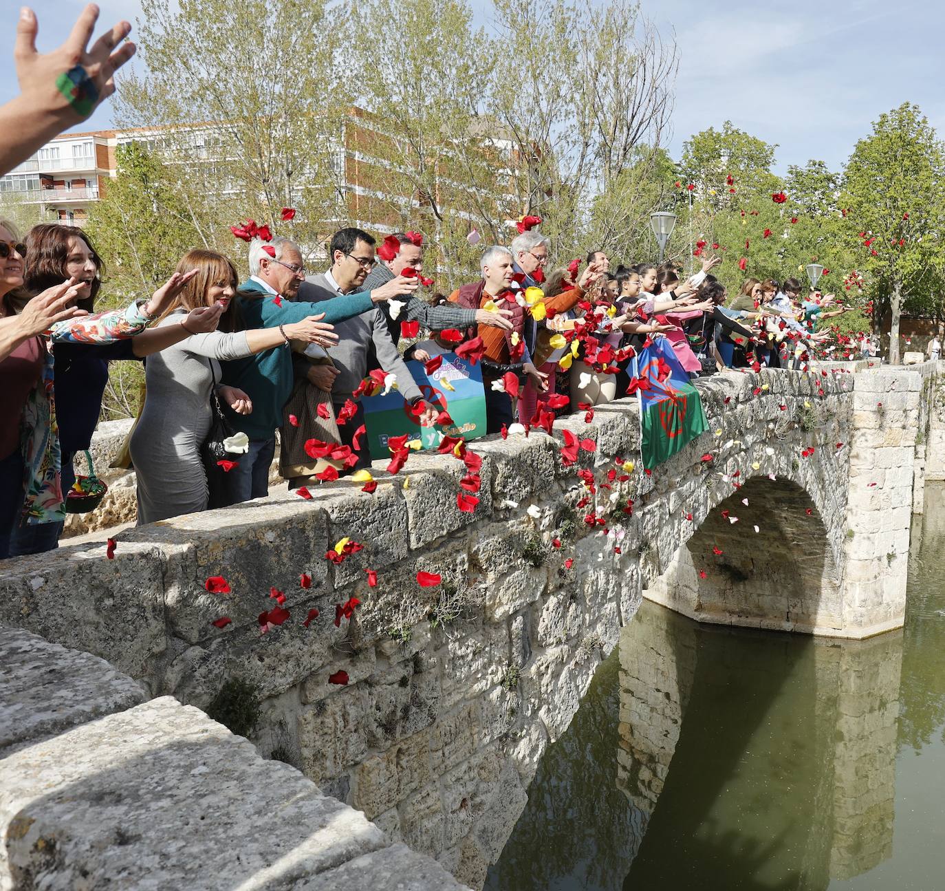 El Día Internacional del Pueblo Gitano se conmemora con pétalos en el Carrión