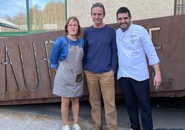 Alessandro Lequio, junto al personal del Hotel Padornelo de Lubián en Zamora.