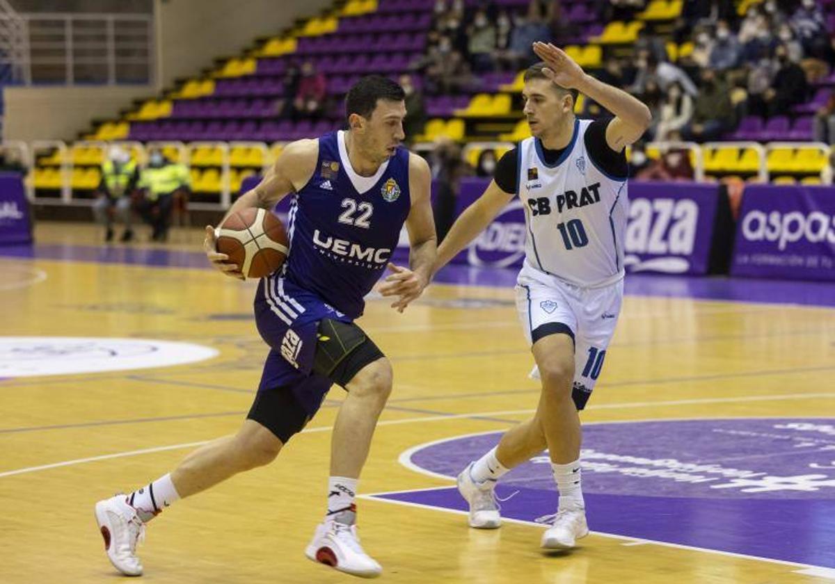 Sergio de la Fuente con el dorsal 22 en el Polideportivo Pisuerga.