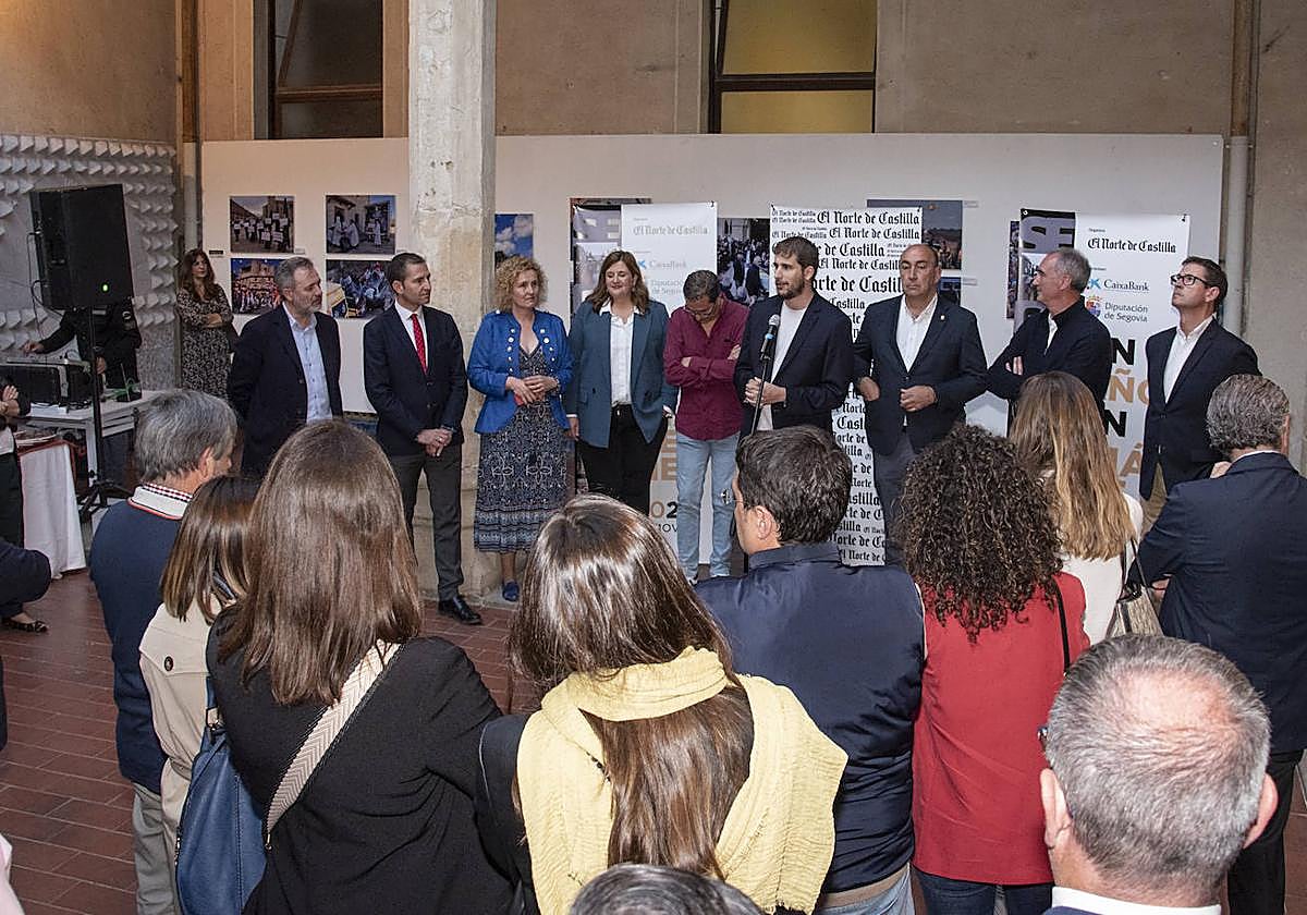 Organizadores, autoridades y patrocinadores se dirigen al público asistente a la inauguración de la muestra fotográfica, que puede verse en la Casa de los Picos hasta el martes 25 de abril.
