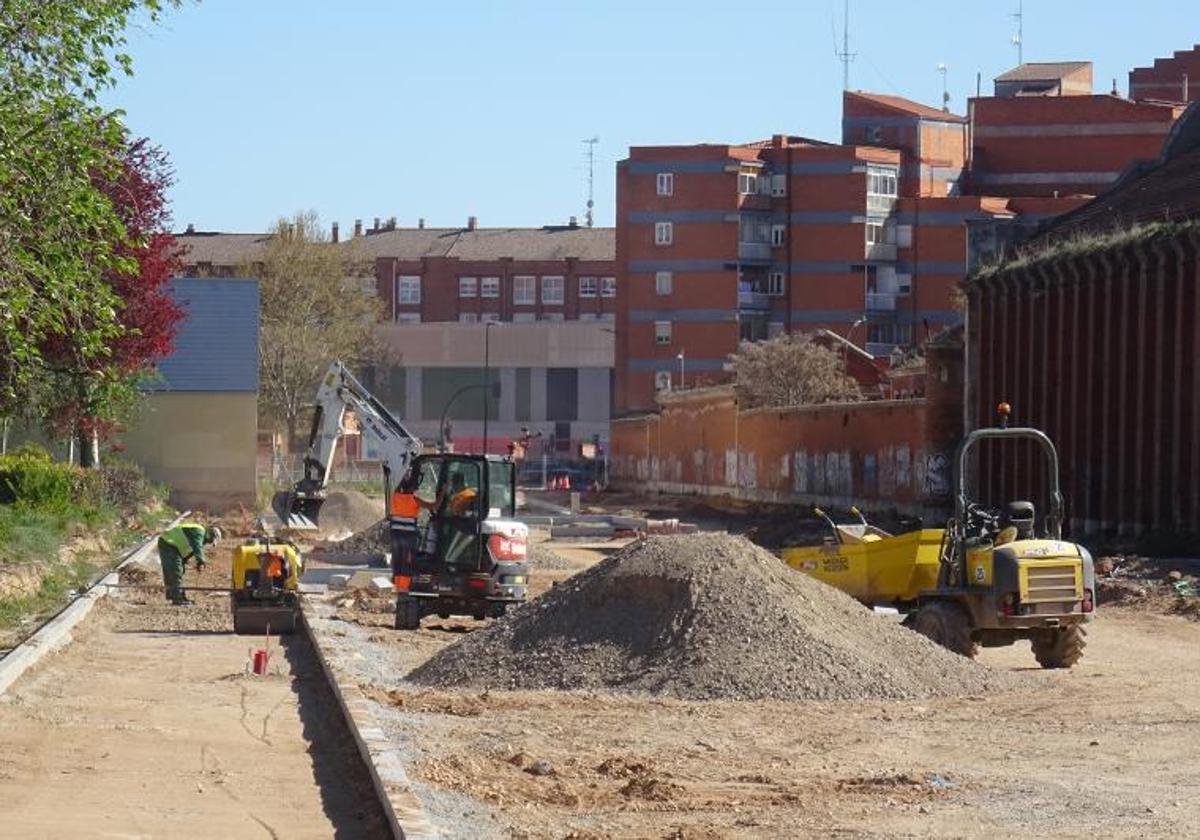 Obras de urbanización en los antiguos cuarteles de Artillería y Caballería de Farnesio y de la calle de La Transición en Delicias.