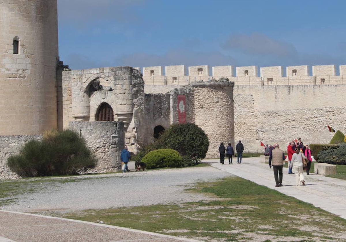 Turistas junto al castillo de Cuéllar en Semana Santa.