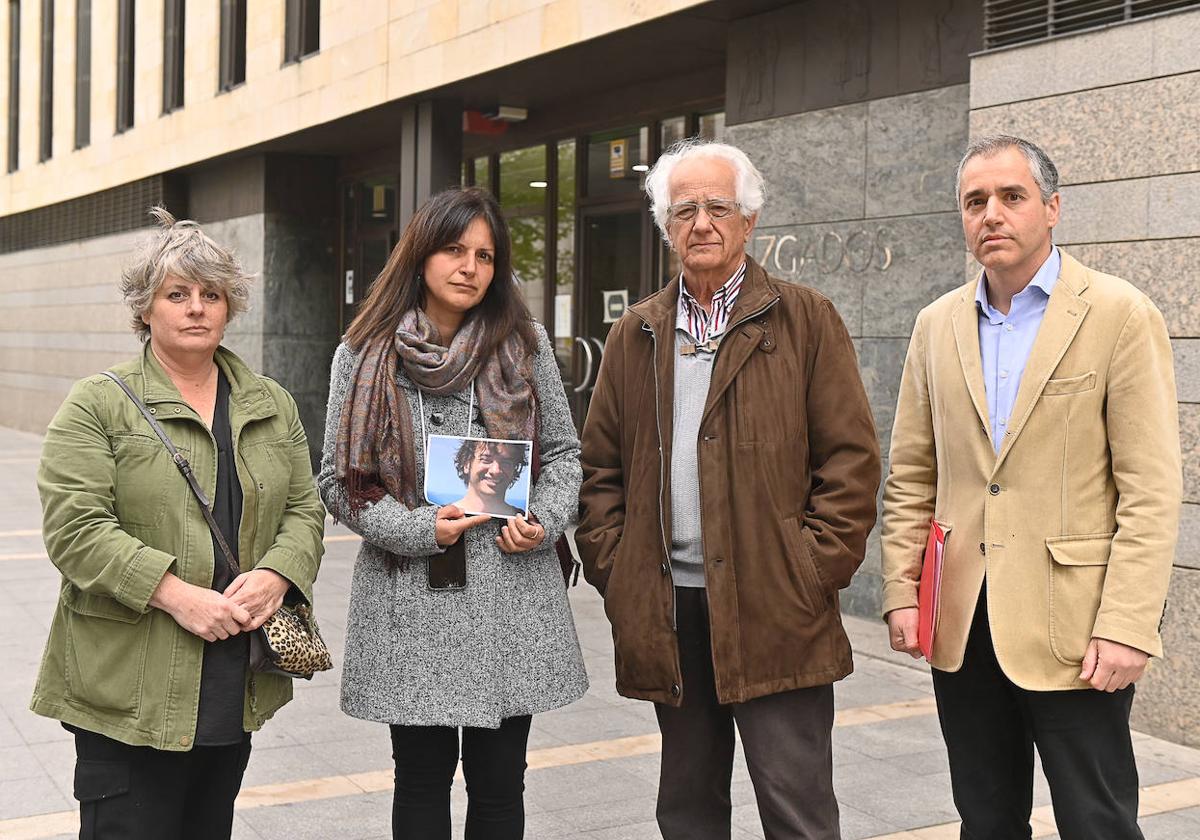 Elena San José (superviviente), junto a los familiares de Manuel Sierra, fallecido en el accidente del Alvia en Santiago.