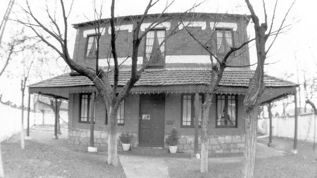 Imagen después - Estado actual de la antigua escuela Gregorio Fernández e imagen del centro, entonces El Corro.