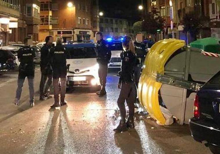 Agentes de la Policía Nacional y Municipal, en el momento de la detención.