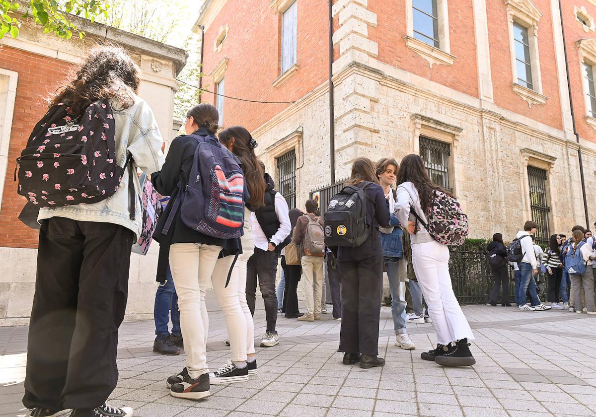 Salida del Colegio San José, uno de los once ubicados en la zona de Bajas Emisiones y que forman parte del colectivo que ha presentado la alegación.