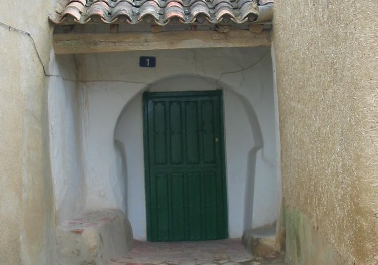 Puerta de acceso a una de las últimas casas cueva habitadas de Aguilar deCampos.