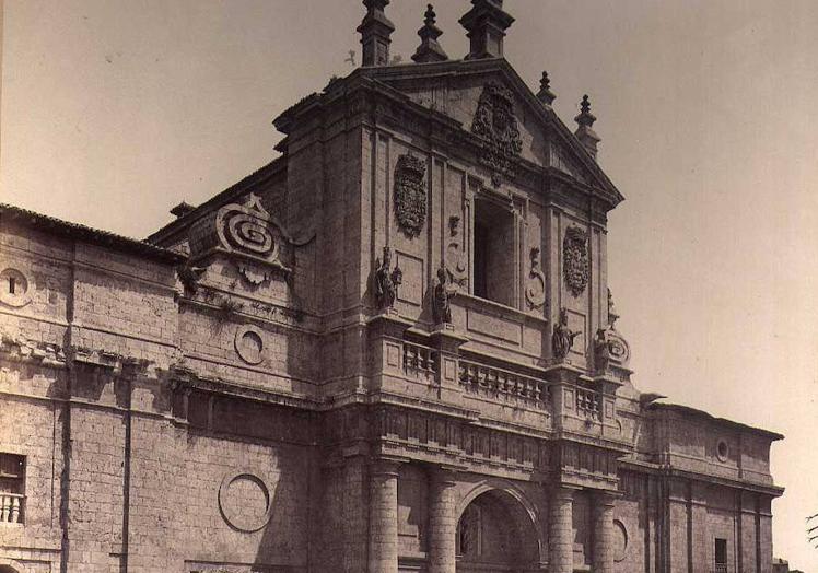 Imagen principal - Evolución de la Catedral entre los años 1865 (después del desplome de la torre norte), 1880 (en plena construcción de la torre sur) y 1923 (año de la inauguración del Sagrado Corazón). 