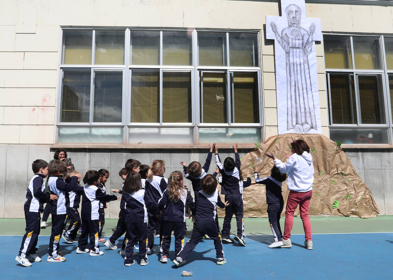 La pedrea del pan y quesillo en el patio de La Salle