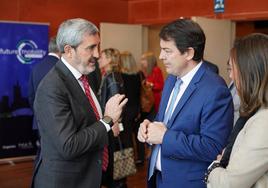 Jesús Presa, director de Comunicación de Renault, y Fernández Mañueco dialogan durante el congreso.