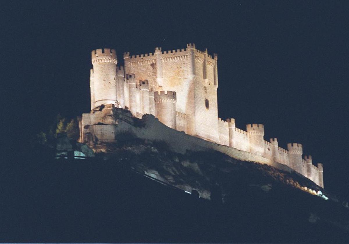 Imagen nocturna del castillo de Peñafiel, en Valladolid.