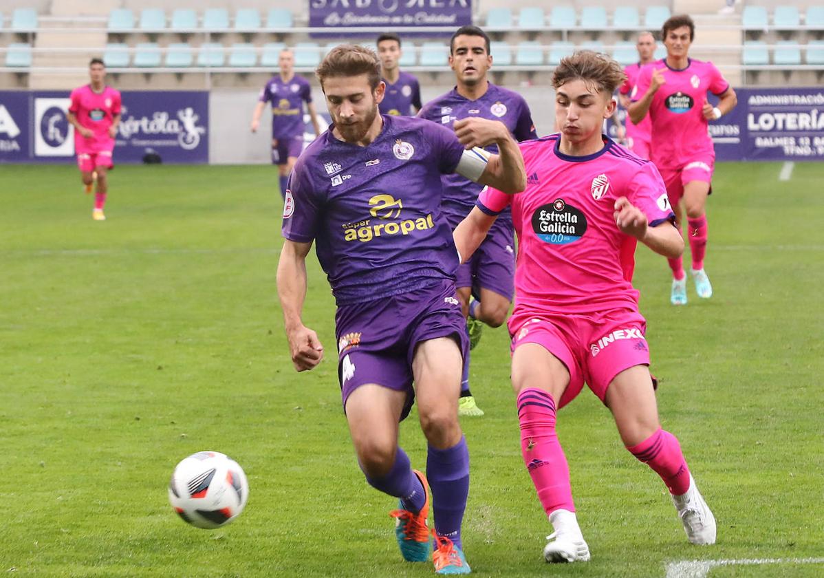 Abel Pascual conduce el esférico ante la presión de un rival del Valladolid Promesas, en La Balastera en octubre del año pasado.