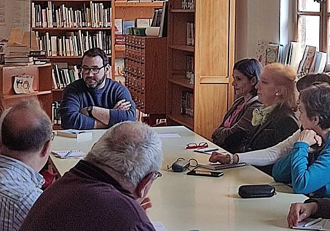 Sergio García Zamora, en un taller literario en la biblioteca de Paredes.