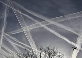 Estelas de condensación junto con un avión.