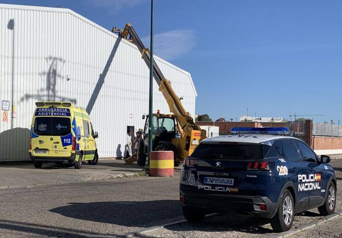 Ambulancia y Policía, este jueves en el lugar del accidente laboral.