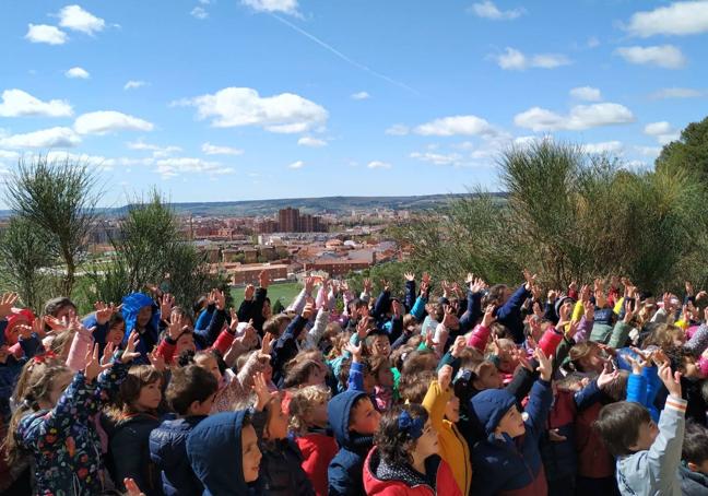 Alumnos de Maristas disfrutan de la pedrea en el cerro del Cristo.