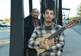 El doctor Daniel Pollo, detrás, y el musicoterapeuta Nacho Prada, en el Río Hortega.