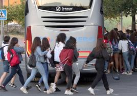 Un grupo de escolares sube en un autobús para trasladarse a su centro educativo.