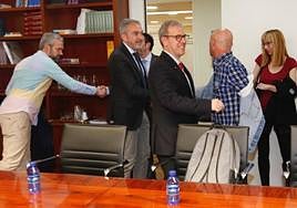 Santa Eufemia, a la izquierda, en una eunión entre el consejero de Industria, Comercio y Empleo con patronal y sindicatos.