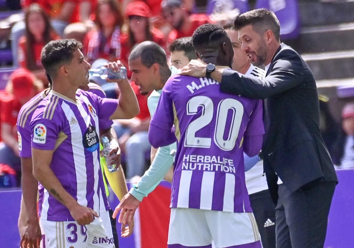 Pezzolano da indicaciones a Hongla el pasado domingo en el partido Real Valladolid-Mallorca