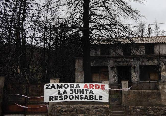 Uno de los carteles de la zona, en Otero de Bodas, crítico con la gestión de la Junta durante los incendios.