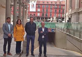 José Alfonso Gálvez, nuevo gerente de Auvasa, María Sánchez, Óscar Puente y Luis Vélez, junto a la rampa de entrada del aparcamiento.