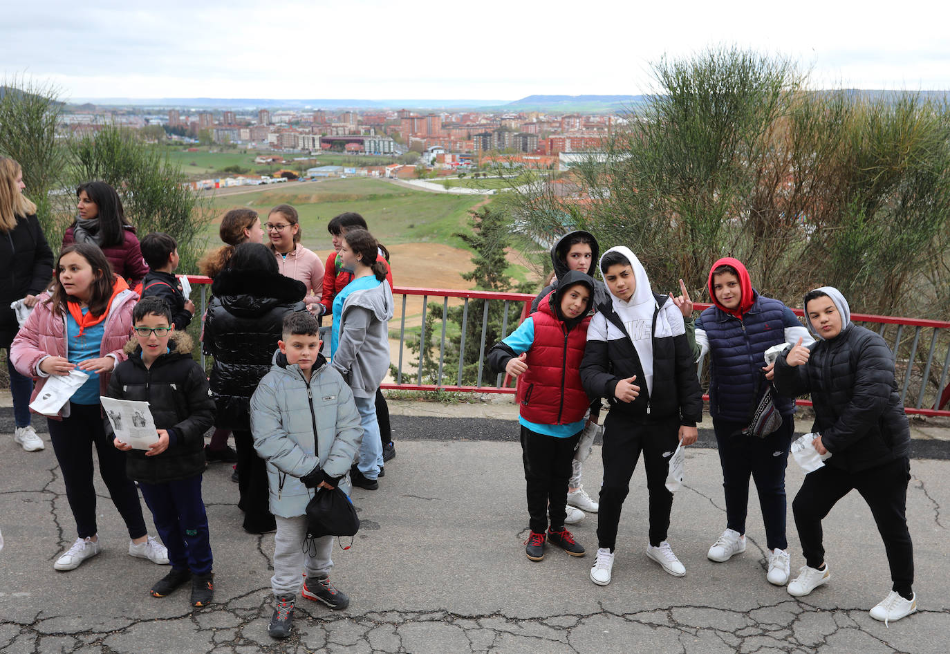 Los alumnos del Juan Mena disfrutan de la pedrea a los pies del Cristo