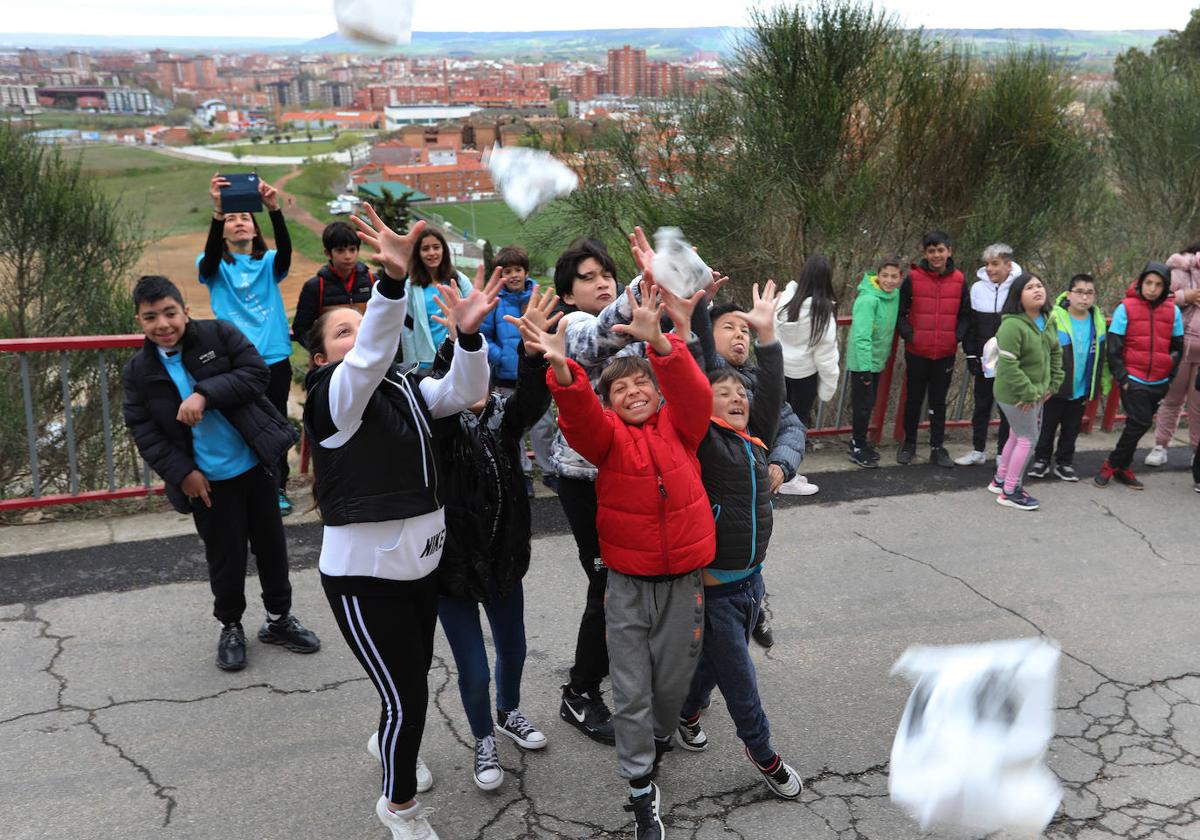 Los alumnos del Juan Mena disfrutan de la pedrea a los pies del Cristo