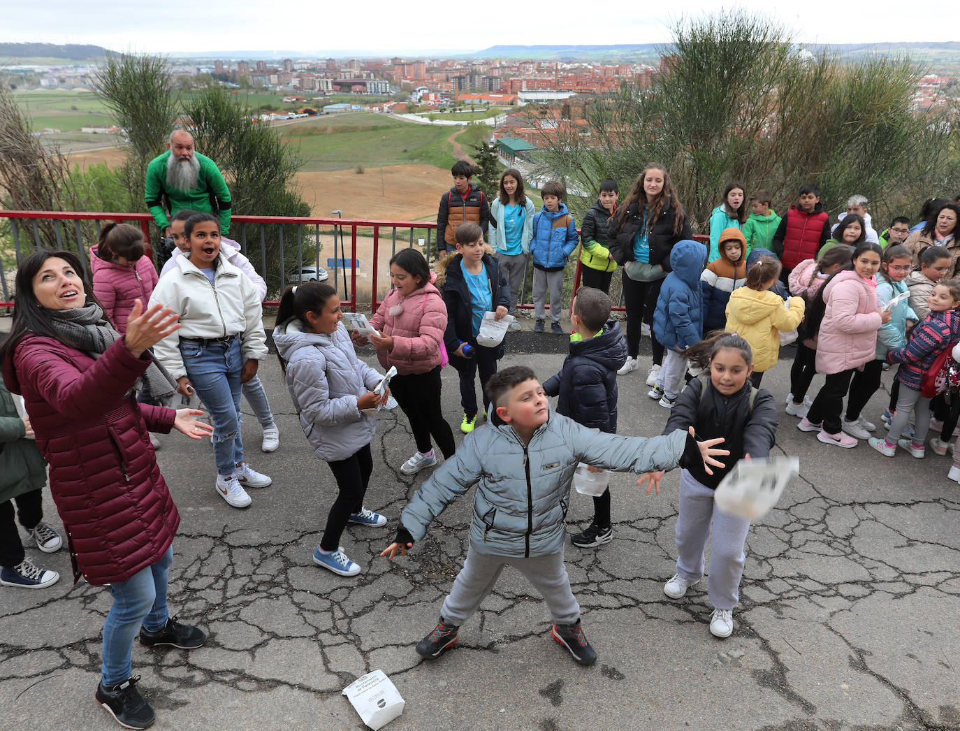 Los alumnos del Juan Mena disfrutan de la pedrea a los pies del Cristo