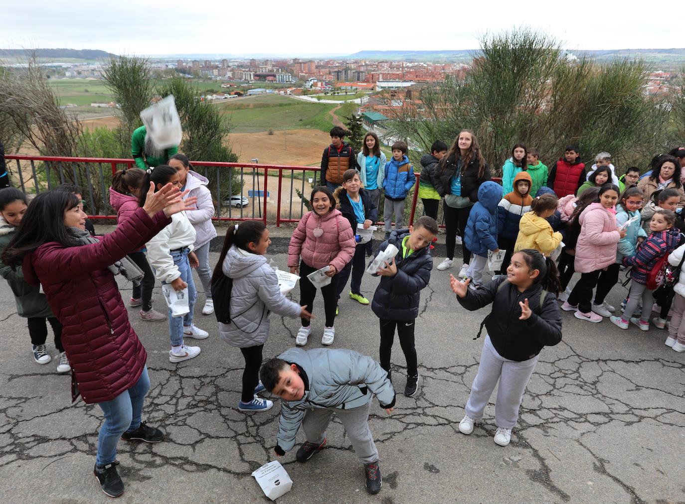 Los alumnos del Juan Mena disfrutan de la pedrea a los pies del Cristo