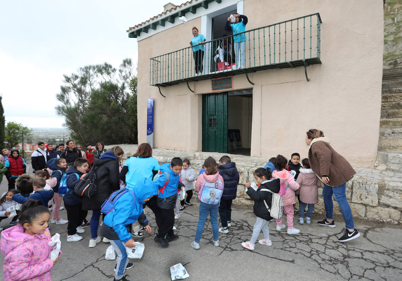 Los alumnos del Juan Mena disfrutan de la pedrea a los pies del Cristo