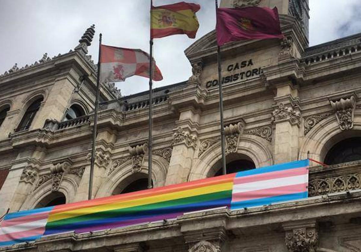 Bandera del colectivo LGTBI colgada en la fachada del Ayuntamiento de Valladolid en una imagen de archivo.