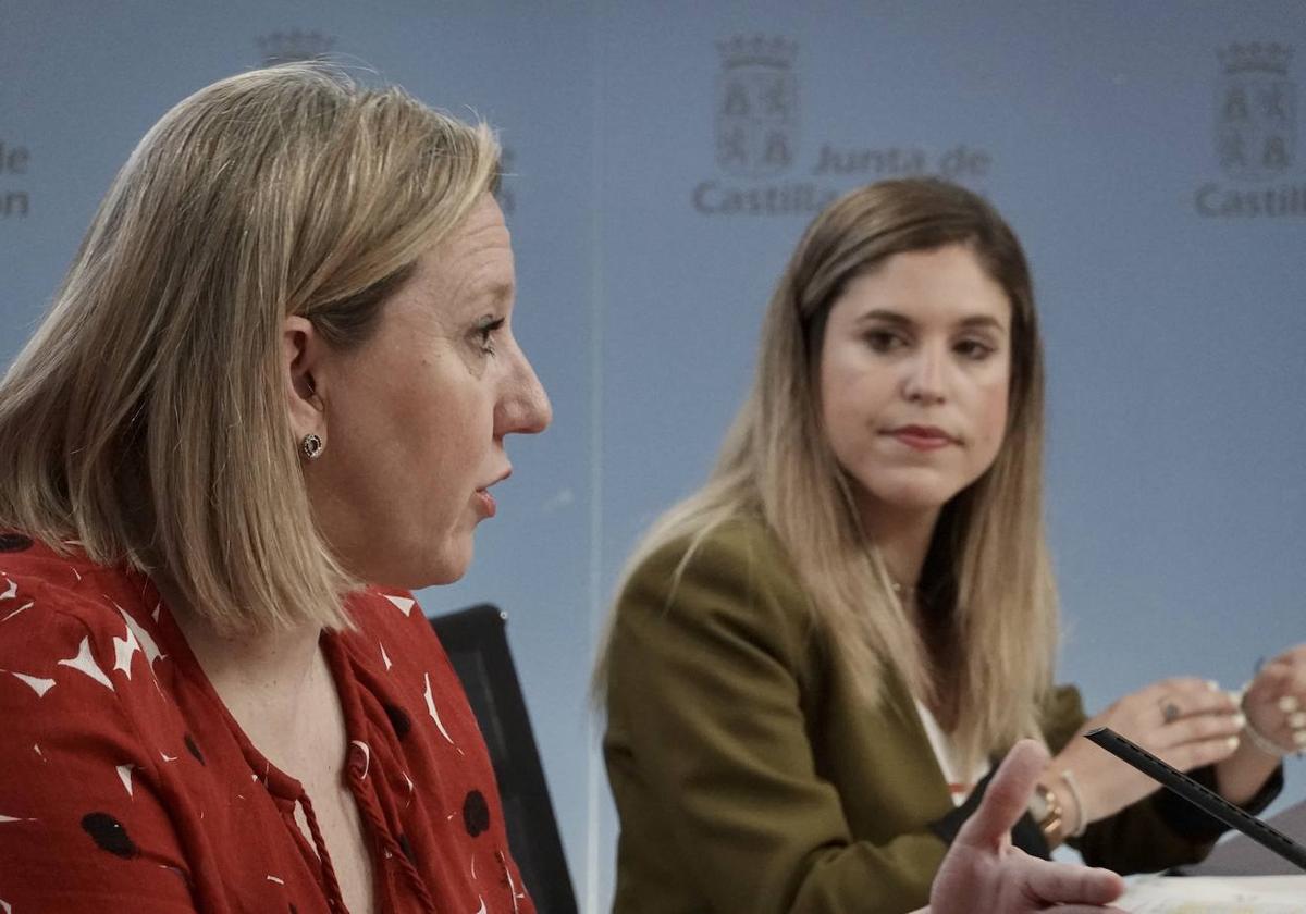 La consejera de Familia, Isabel Blanco, y la directora general de Juventud, Estela López.