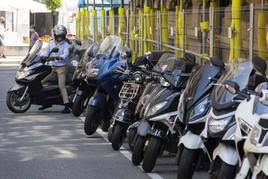 Varias motos en la Calle Correos en Valladolid.