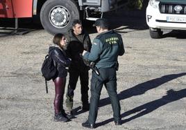 La mujer de José Antonio Martínez atiende las indicaciones de la Guardia Civil.