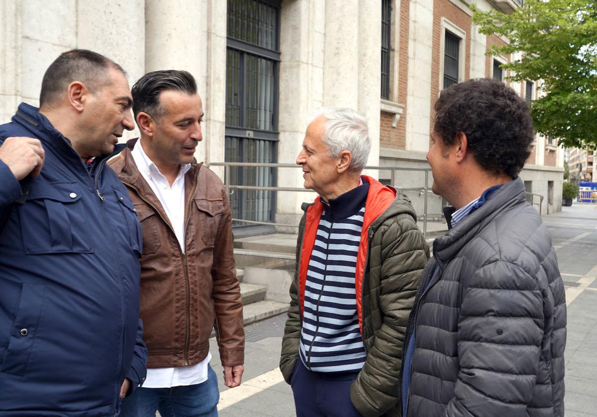 Representantes sindicales, este viernes antes de entrar en la asamblea de cara a la huelga convocada desde el lunes.