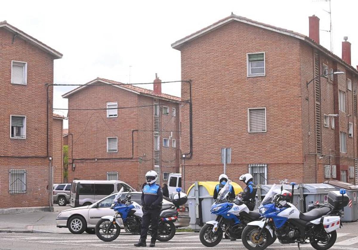 Varios policías locales en el entorno de Las Viudas, en Valladolid.