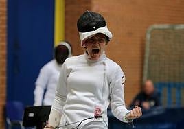 Alejandra Rodríguez celebra un tocado.