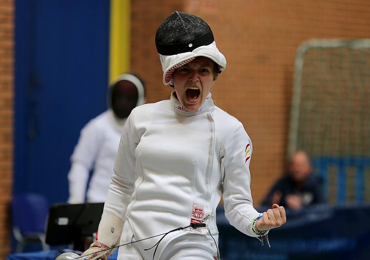 Alejandra Rodríguez celebra un tocado.