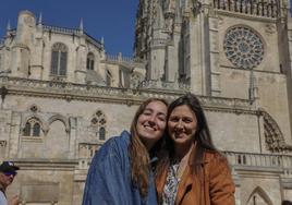 Mónica y Mercedes en el lugar donde salvaron la vida de la mujer.