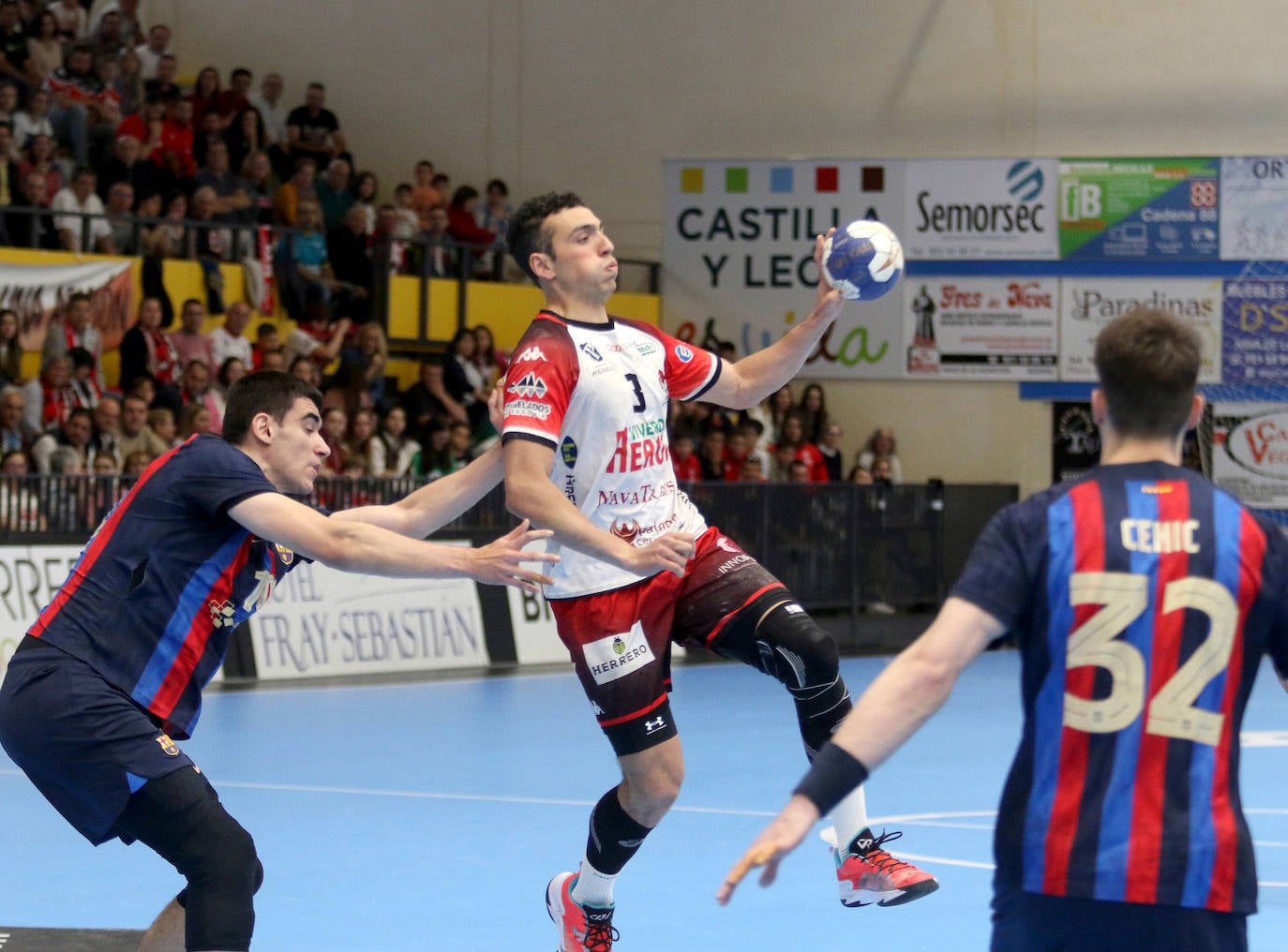 Victoria del Balonmano Nava ante el Barcelona (35-30)