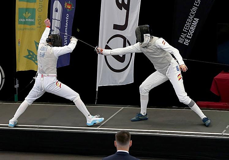 Imagen principal - La esgrima madrileña se exhibe en Valladolid