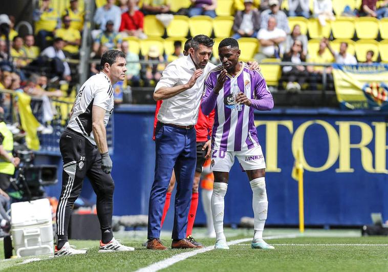 Pezzolano da instrucciones a Hongla en un momento del partido ante el Villarreal.