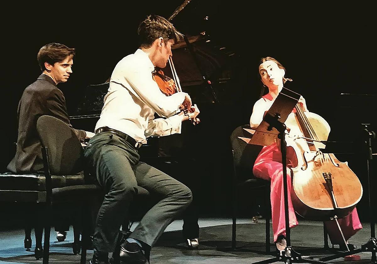 Imanol Casán, Manuel de Almedida y Carla Peña, en Valladolid.