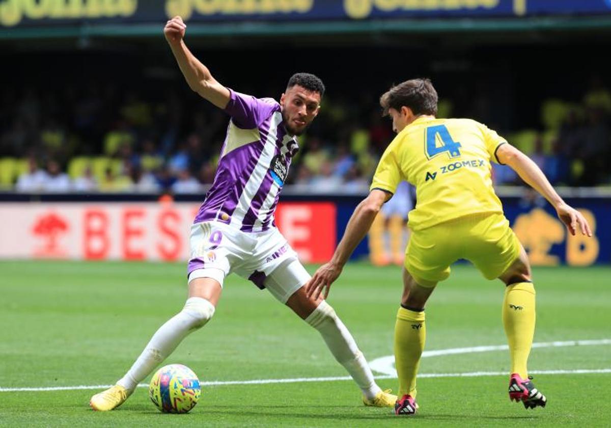 Amallah, en pleno recorte en el área ante Pau Torres durante el último Villarreal-Real Valladolid.