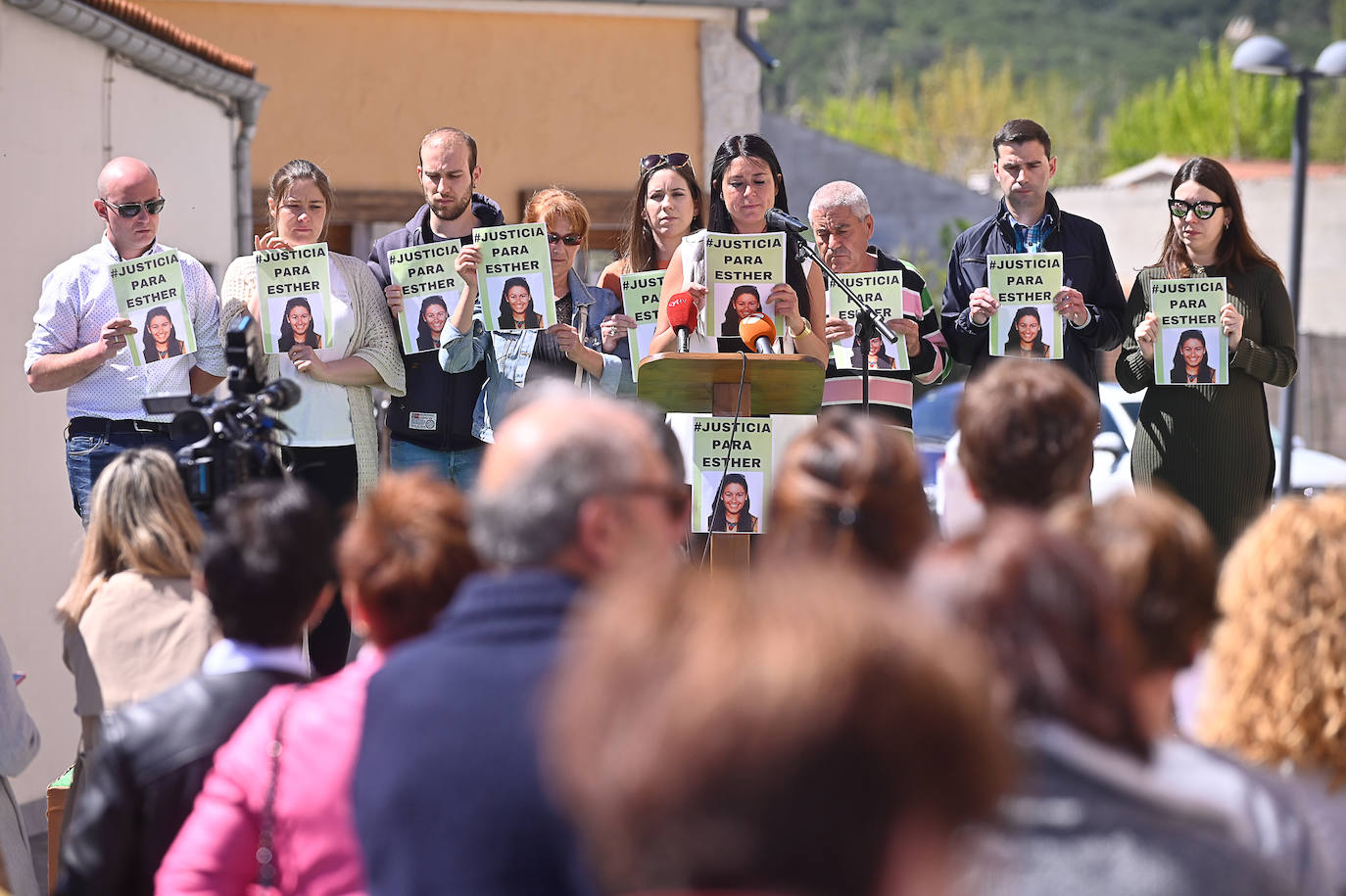 Concentración en recuerdo de Esther López en Traspinedo