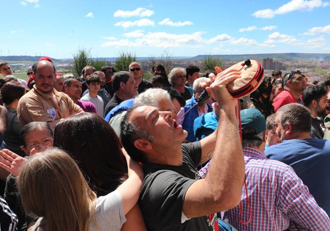 Trago a la bota de vino a los pies del Cristo.