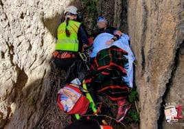 Rescate del ciclista accidentado y atrapado en un oquedad en la senda de las salinas de Poza de la Sal